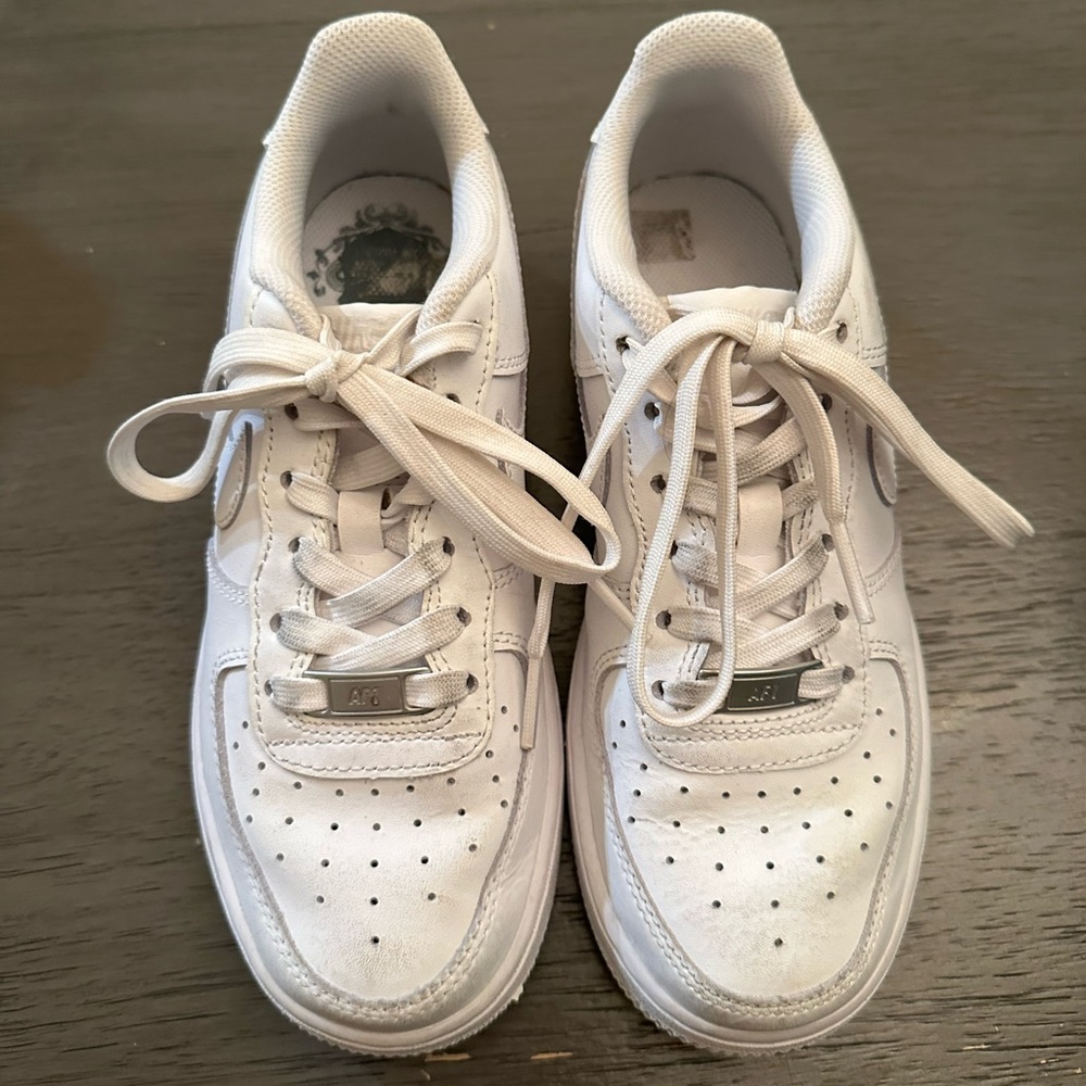 Women’s air force 1 size 6. Gently used. Slight stains on the laces - no box